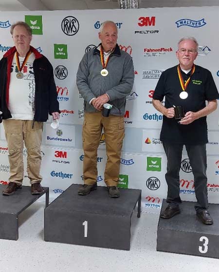 Siegerehrung Sportpistole, rechts Oskar Wank 
