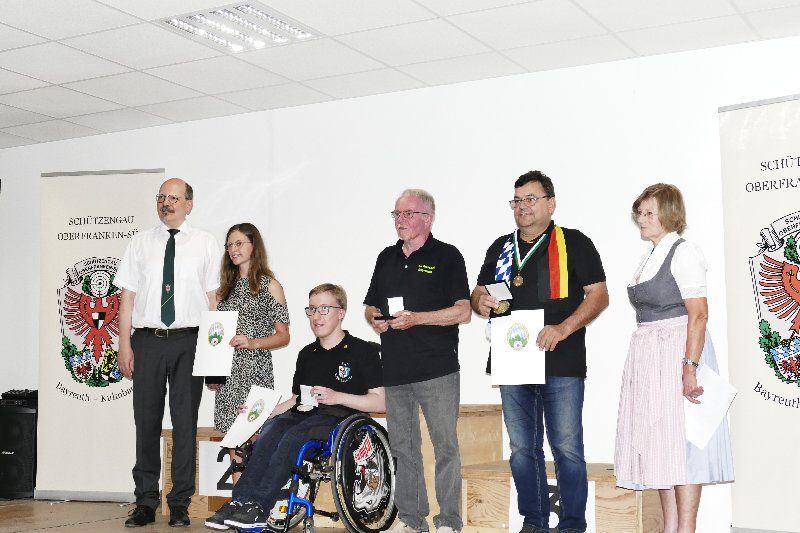 Gauschützenmeister Michael Spörer, die Empfänger der Gau-Taler, Hanna Exner, Sebastian Schmidt, Oskar Wank, Valerius Rack und Sportleiterin Christa Häußinger