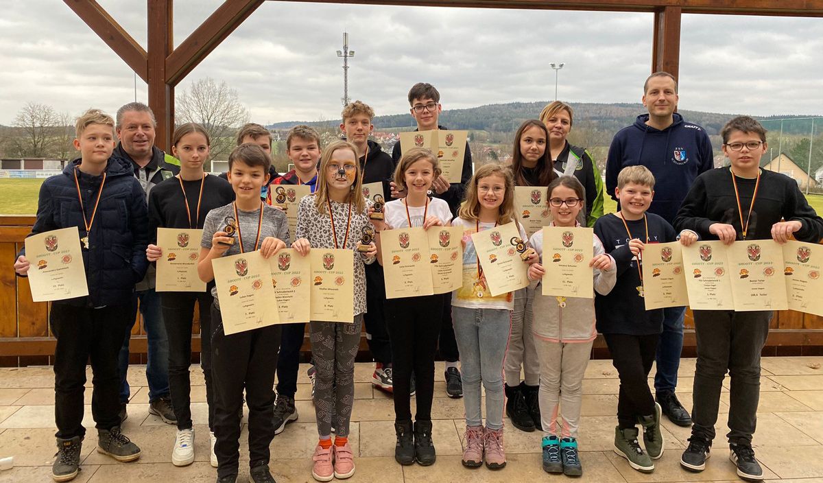 Es erhielten alle Teilnehmer eine Medaille und eine Urkunde, sowie die Mannschaften Trophäen.