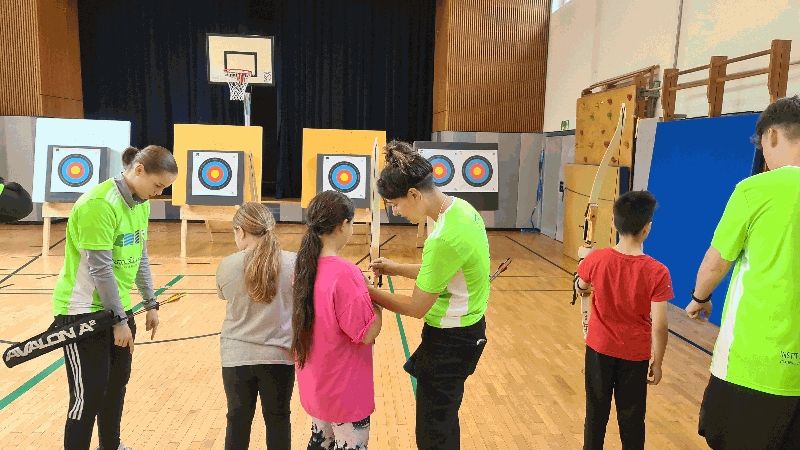 die Kinder bekommen ihre Einweisung durch die angehenden Fachlehrer