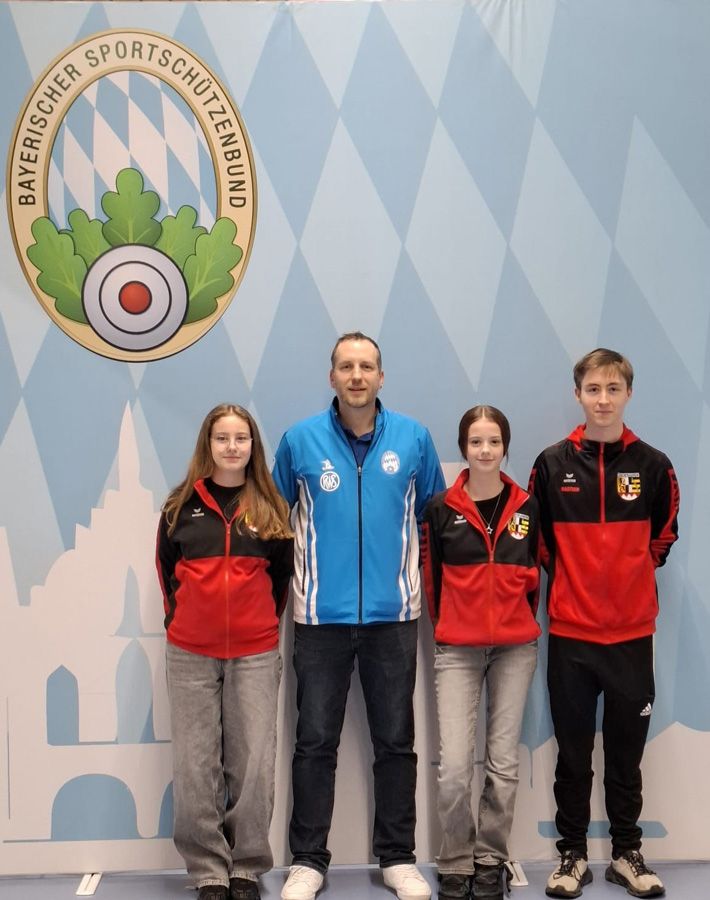 Unsere neuen Kaderschützen mit den Bezirkstrainern: Emmi Grünwald, Tobias Inzelsberger, Lotte Grünwald und Bastian Wagner (v.l.)