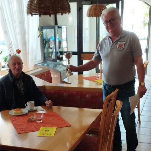 Günther Beier bekommt den Pokal für den ältesten Teilnehmer Günther Beier bekommt den Pokal für den ältesten Teilnehmer